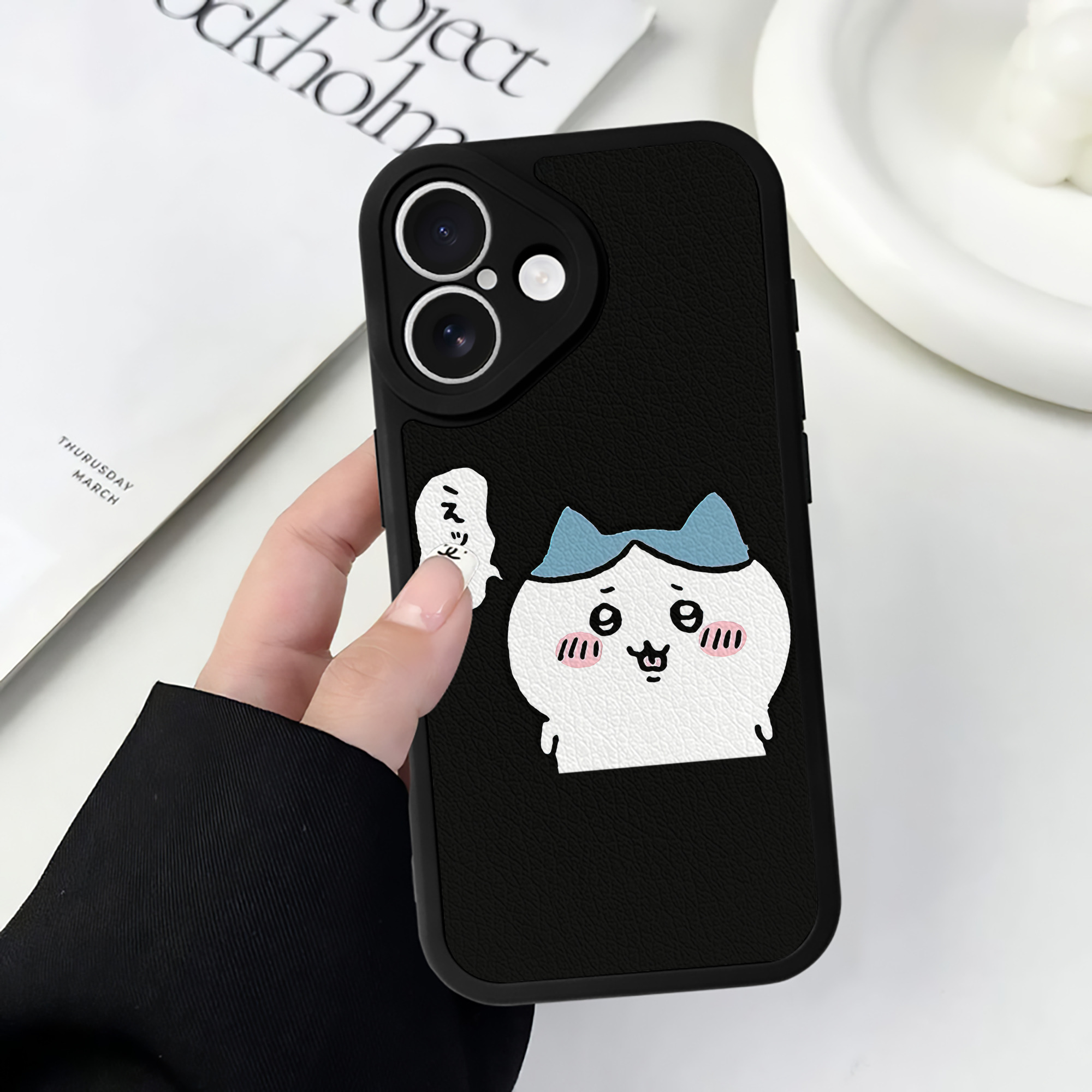 （画像用） ちいかわ ハチワレ Chii-kawa hachiware 【iPhone 16シリーズ対応】シリコンスマホケース（レザー調） 材質：シリコン